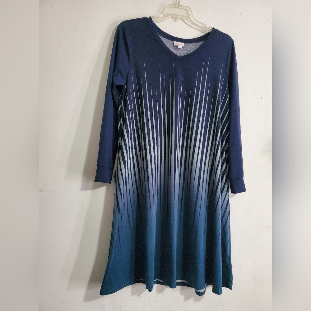 Dress Long Sleeves featuring a blue  transition with rising lines Size Large